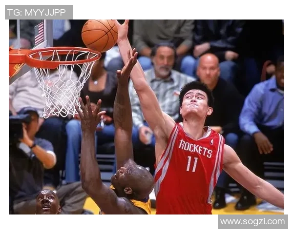 姚明逆天反击扣篮瞬间展现篮球巨星的力量与优雅